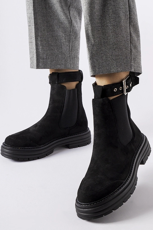 Juodi batai su dekoratyviniu užsegimu... Juodi batai su dekoratyviniu užsegimu...