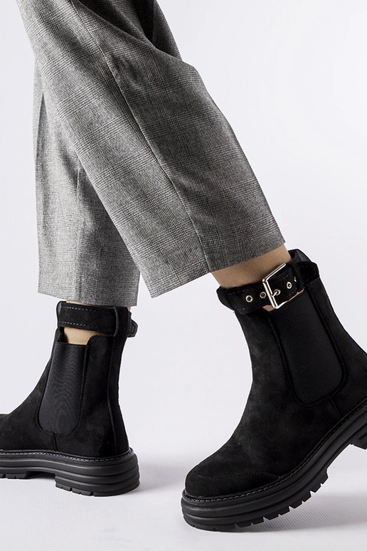 Juodi batai su dekoratyviniu užsegimu... Juodi batai su dekoratyviniu užsegimu...