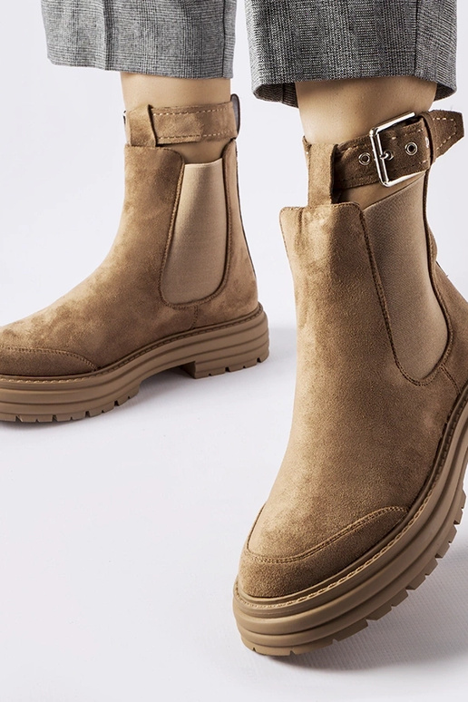 Rudi batai su dekoratyviniu užsegimu... Rudi batai su dekoratyviniu užsegimu...