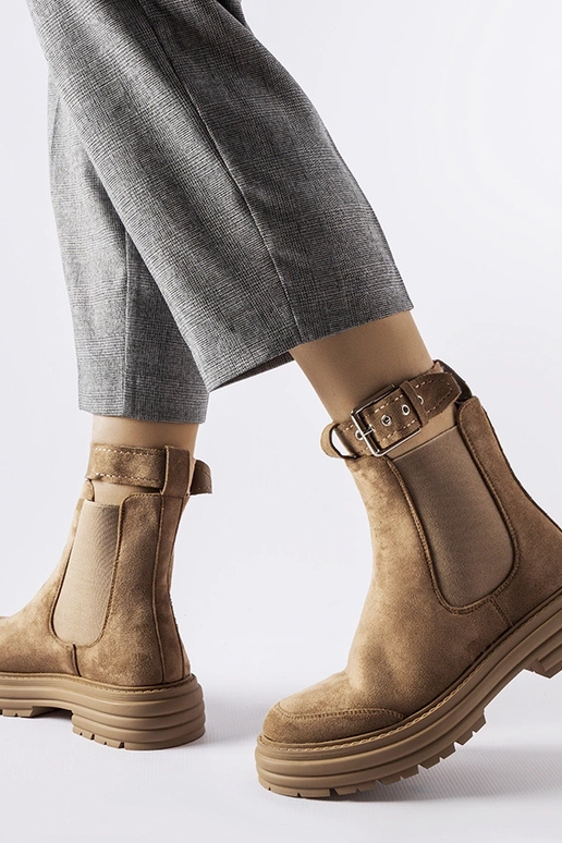 Rudi batai su dekoratyviniu užsegimu... Rudi batai su dekoratyviniu užsegimu...