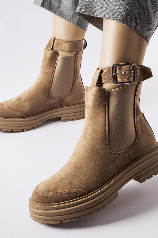 Rudi batai su dekoratyviniu užsegimu... Rudi batai su dekoratyviniu užsegimu...