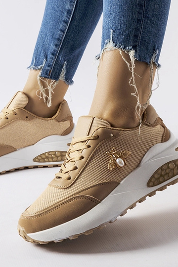 Rudi ir balti sportbačiai...