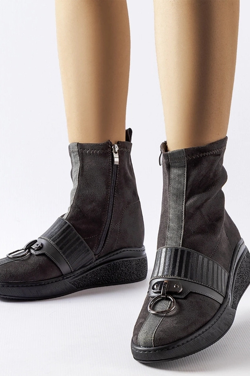 Violetiniai žieminiai batai ant...