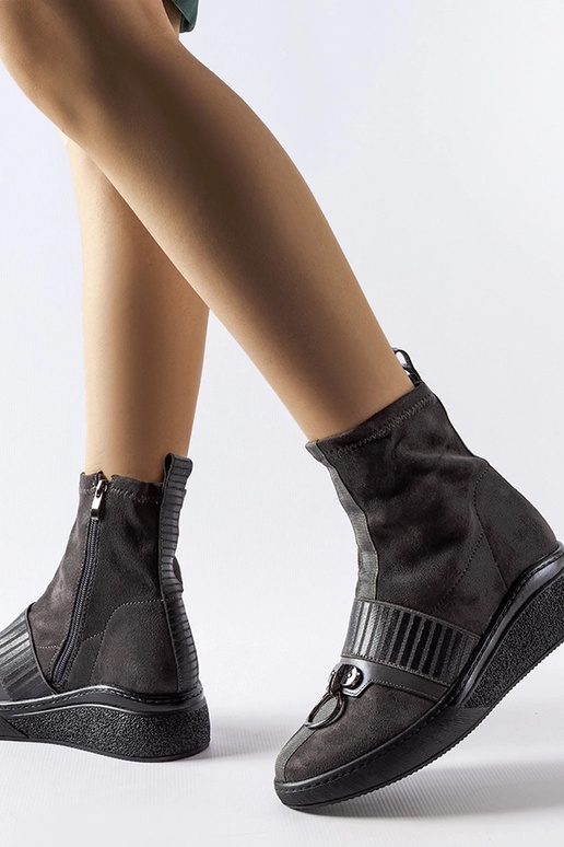 Violetiniai žieminiai batai ant...