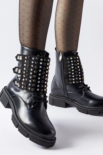 Juodi kulkšnies batai...