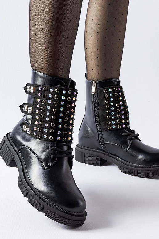 Juodi kulkšnies batai dekoruoti Cento... Juodi kulkšnies batai dekoruoti Cento...