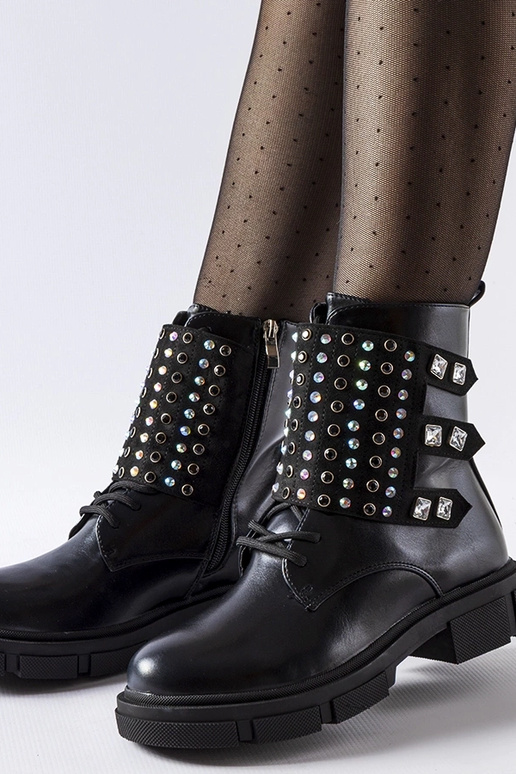 Juodi kulkšnies batai dekoruoti Cento... Juodi kulkšnies batai dekoruoti Cento...