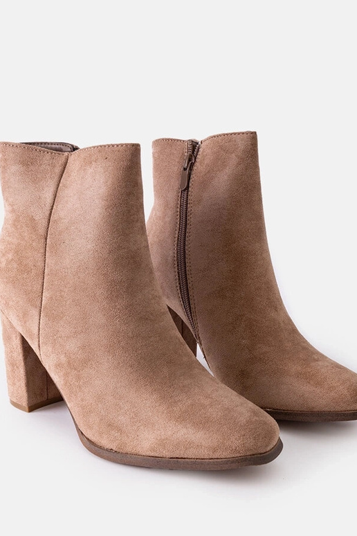 Smėlio spalvos izoliuoti batai su... Smėlio spalvos izoliuoti batai su...