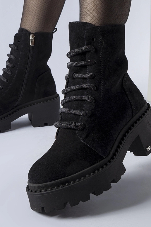 Juodi zomšiniai kaubojų stiliaus...