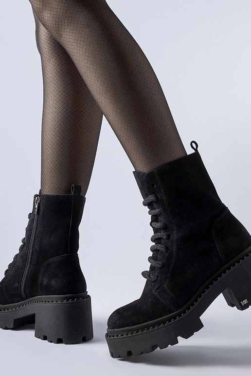 Juodi zomšiniai kaubojų stiliaus...