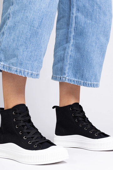 Raudoni bateliai ant...