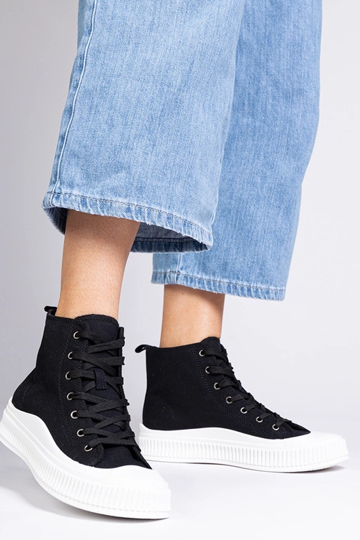 Raudoni bateliai ant platformos,...