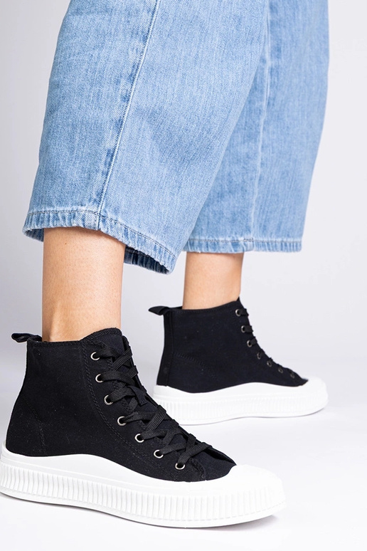 Raudoni bateliai ant platformos,...