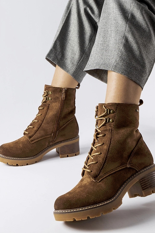 Rudi suvarstomi kulkšnies batai...