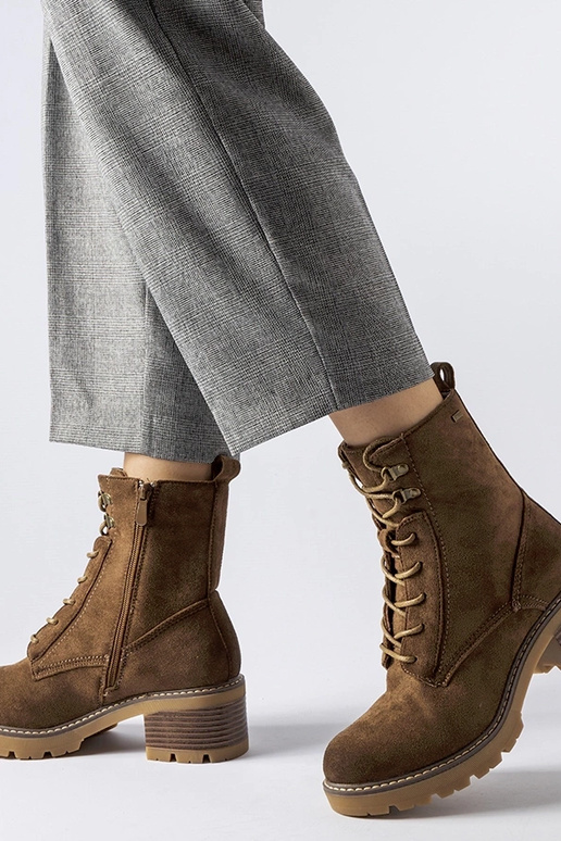 Rudi suvarstomi kulkšnies batai...