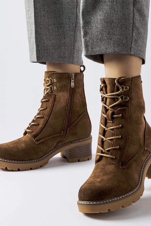 Rudi suvarstomi kulkšnies batai...