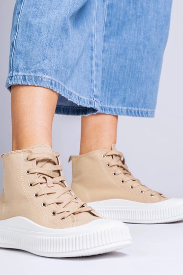 Žali aukšti bateliai ant...