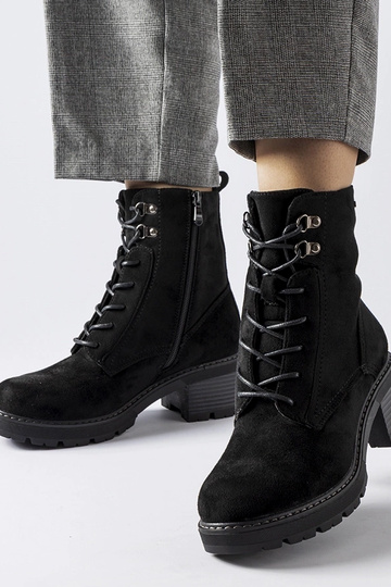 Juodi suvarstomi kulkšnies...