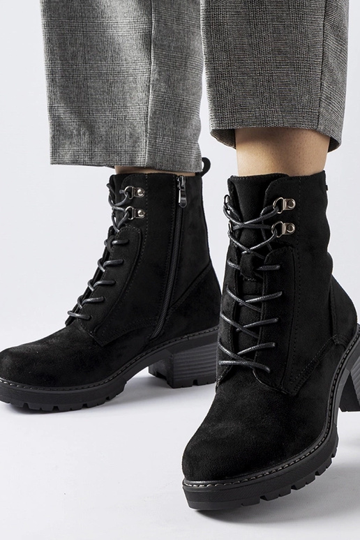 Juodi suvarstomi kulkšnies batai...