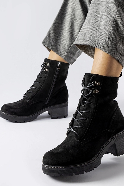 Juodi suvarstomi kulkšnies batai...