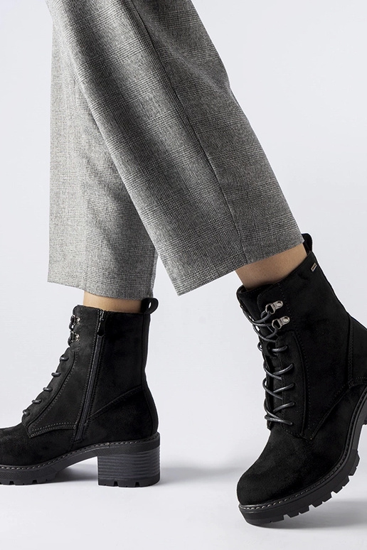 Juodi suvarstomi kulkšnies batai...