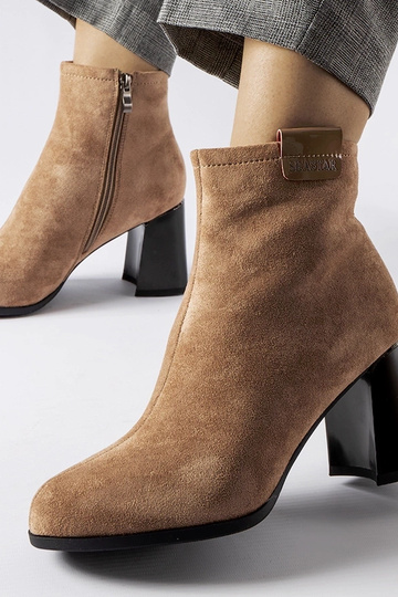 Smėlio spalvos bateliai ant...