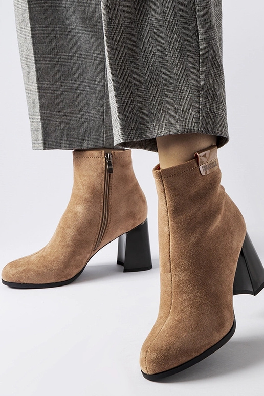 Smėlio spalvos bateliai ant...