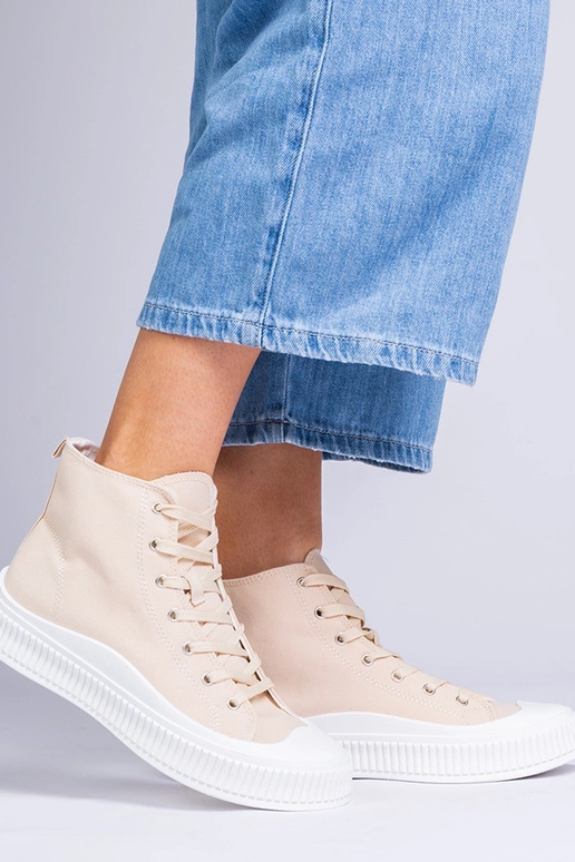 Balta-pilki sportiniai bateliai ant...