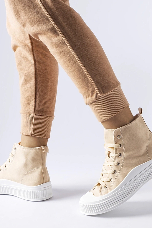 Balta-pilki sportiniai bateliai ant...