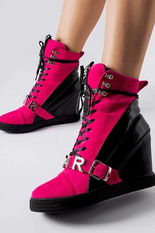 Juodi sportiniai bateliai ant aukštos...