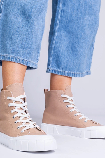 Rožiniai bateliai virš...