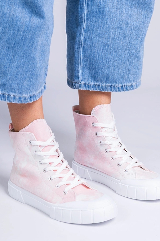 Smėlio spalvos bateliai virš...