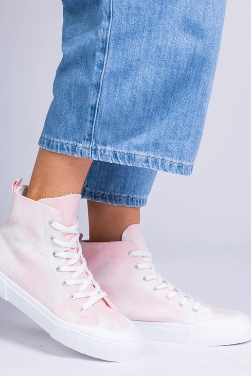 Smėlio spalvos bateliai virš...