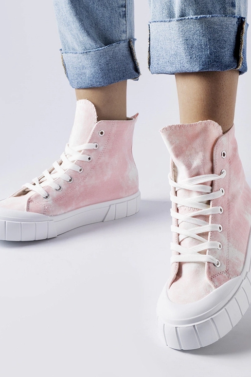 Smėlio spalvos bateliai virš...