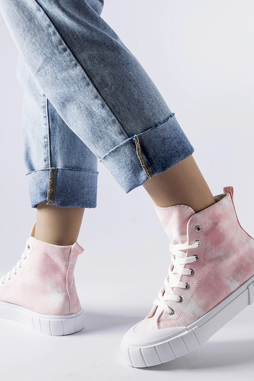 Smėlio spalvos bateliai virš...