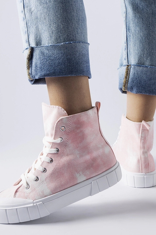 Smėlio spalvos bateliai virš...