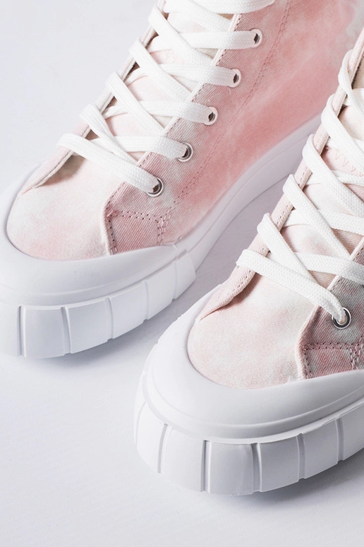 Smėlio spalvos bateliai virš...