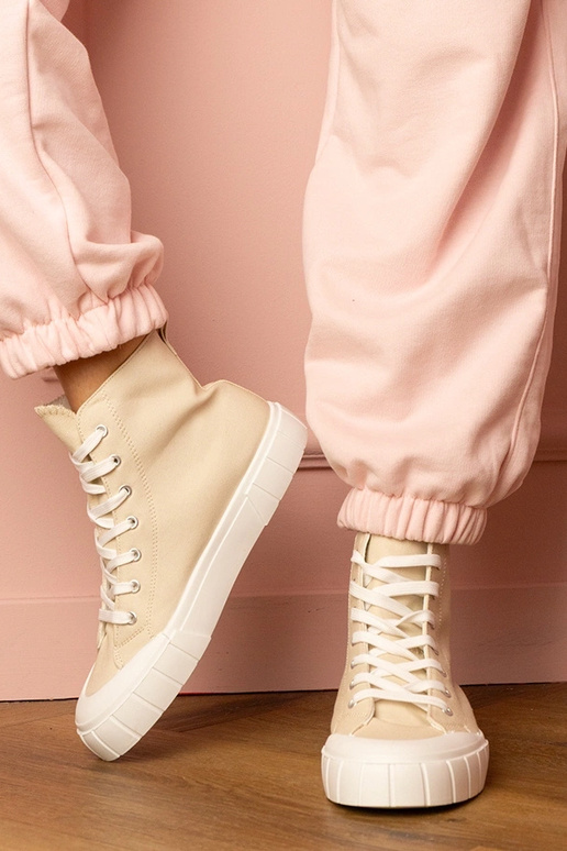 Raudoni bateliai virš kulkšnies, „Citta"