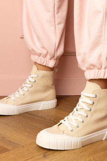 Raudoni bateliai virš... 2