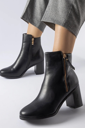 Juodi izoliuoti klasikiniai...