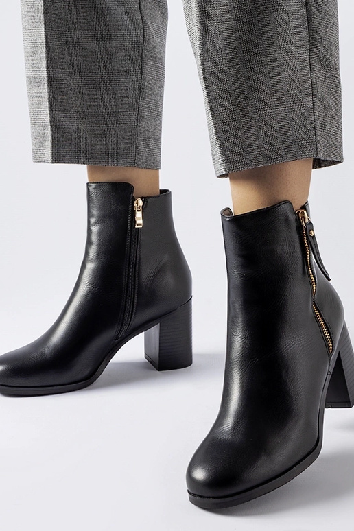 Juodi izoliuoti klasikiniai kulkšnies...