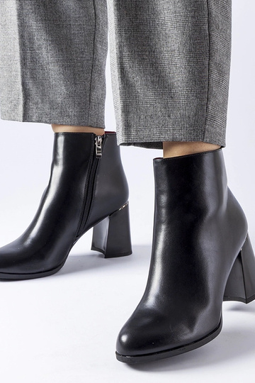 Juodi izoliuoti kulkšnies...