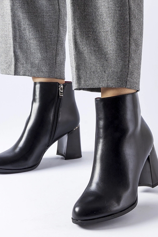 Juodi izoliuoti kulkšnies batai su...