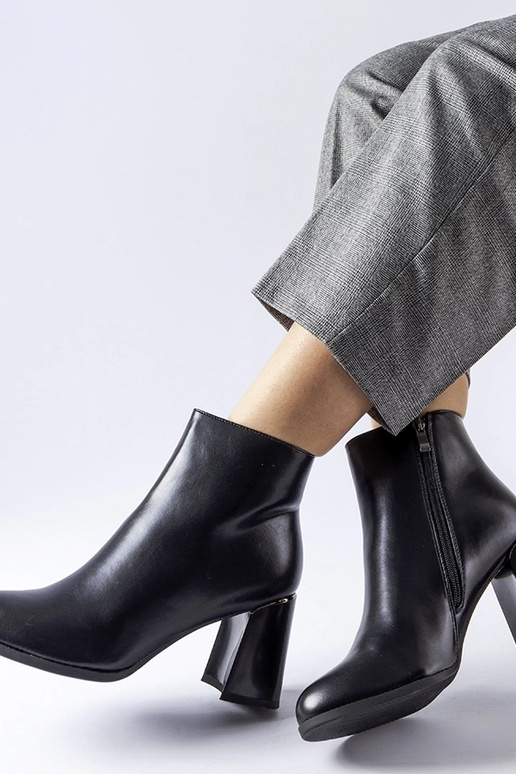 Juodi izoliuoti kulkšnies batai su...