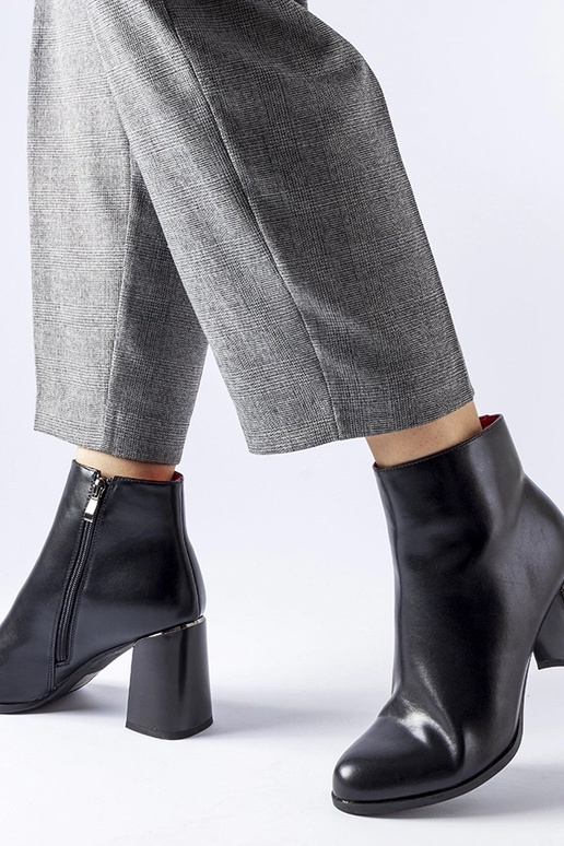 Juodi izoliuoti kulkšnies batai su...