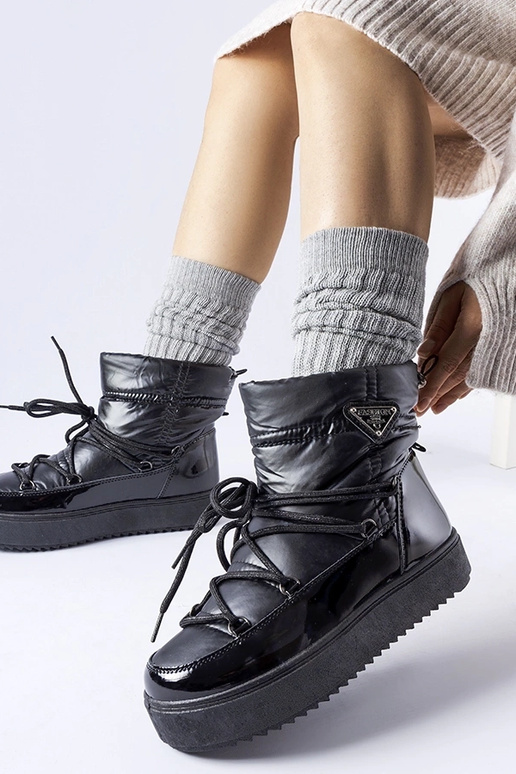 Juodi izoliuoti sniego batai su...