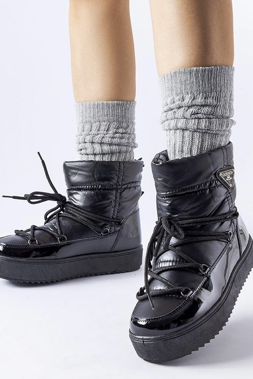 Juodi izoliuoti sniego batai su...