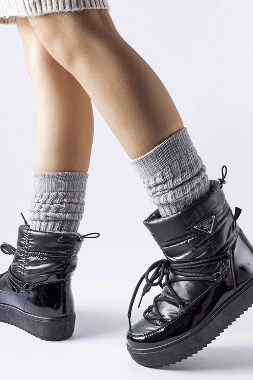 Juodi izoliuoti sniego batai su...