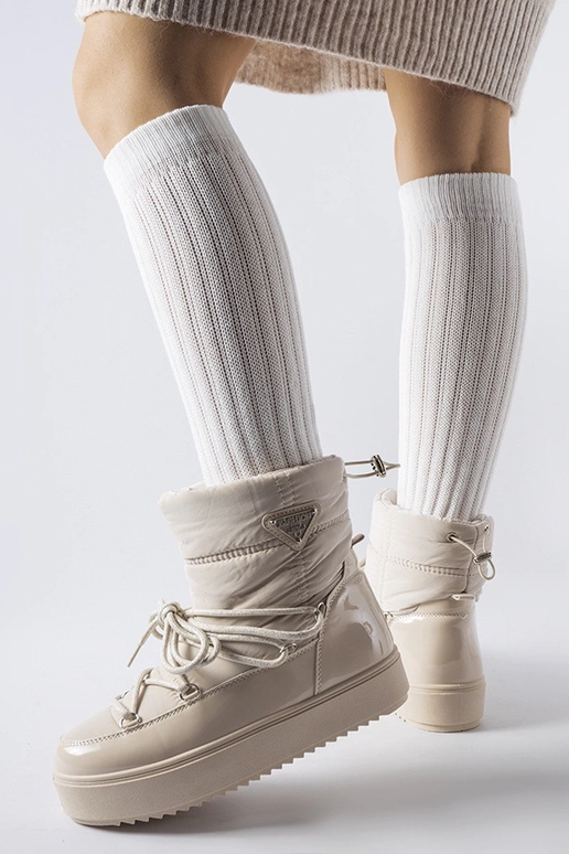 Smėlio spalvos izoliuoti sniego batai...