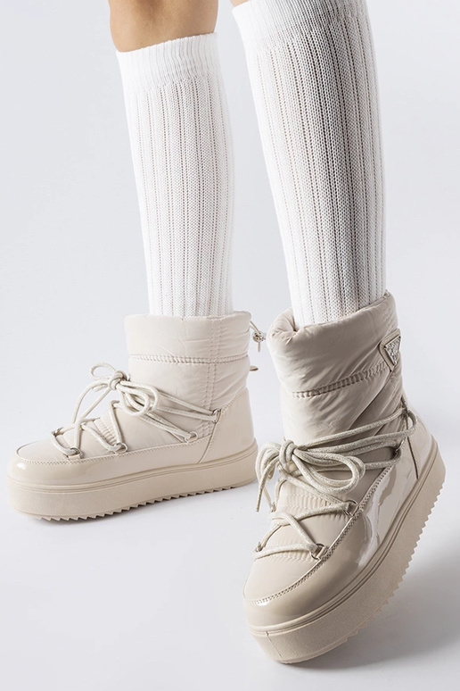 Smėlio spalvos izoliuoti sniego batai...